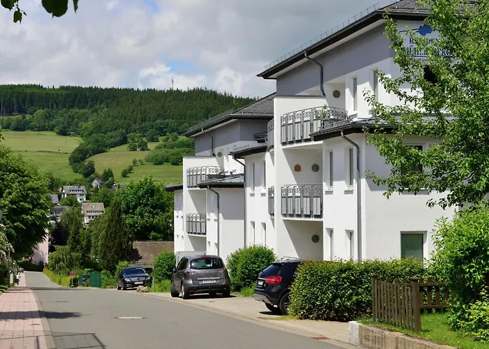 Apartment Geraeumiges Mit Balkon In