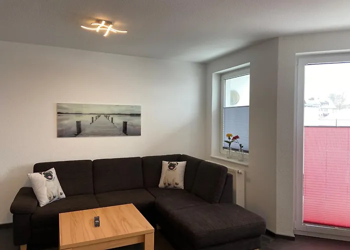 Geraeumiges Mit Balkon In Apartment