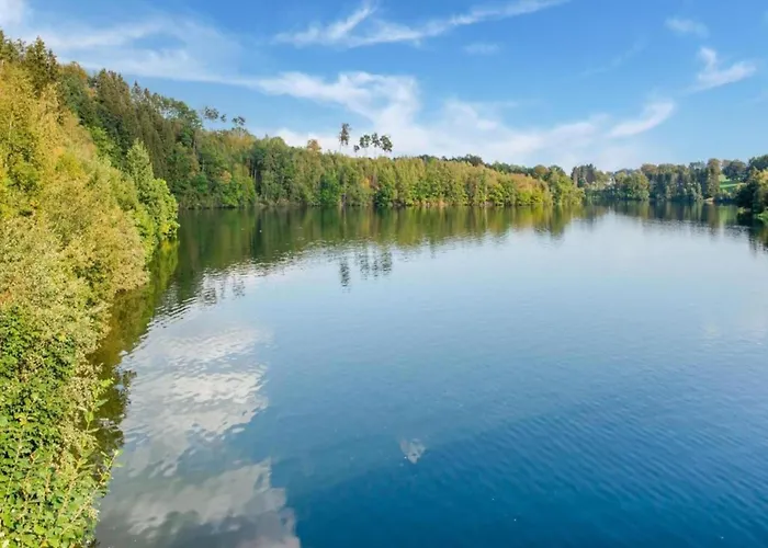 Apartment Geraeumiges Mit Balkon In